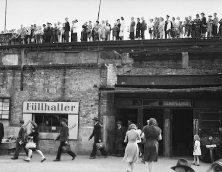Berliners watch transport planes landing at Tempelhof Airport, Fritz Eschen, June-October 1948. © Deutsche Fotothek / Unbekannter Fotograf.