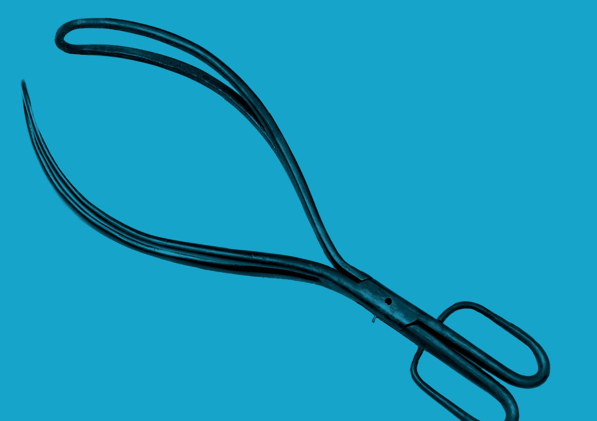 Obstetrical forceps, designed by the Chamberlen family in the 1600s. Wellcome Collection. Public Domain.