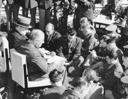 President Franklin Roosevelt and prime minister Winston Churchill announce the Allied demand of ‘unconditional surrender’ to the assembled press, Casablanca, 1943. Library of Congress. Public Domain.