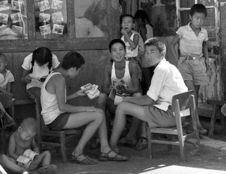 Children read lianhuanhua outside the ‘Rental books library of Wang Fu street’, Beijing, 2 September 1966. AFP/Getty Images.