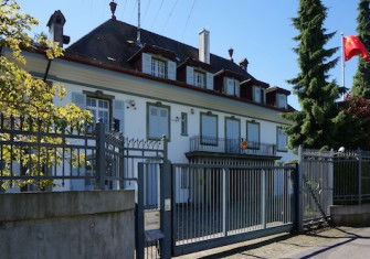 The Chinese embassy at 10 Kalcheggweg, Bern, 2014. Beat Estermann (CC BY-SA 3.0).