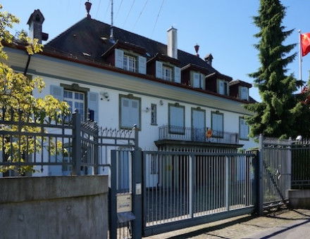 The Chinese embassy at 10 Kalcheggweg, Bern, 2014. Beat Estermann (CC BY-SA 3.0).