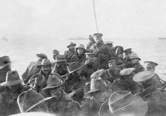 A lifeboat carries men of the 1st Divisional Signal Company towards Anzac Cove, Gallipoli, 25 April 1915. Australian War Memorial. Public Domain.