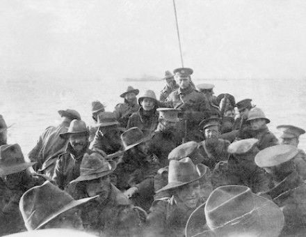 A lifeboat carries men of the 1st Divisional Signal Company towards Anzac Cove, Gallipoli, 25 April 1915. Australian War Memorial. Public Domain.