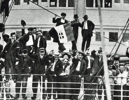Italian-American emigrants returning to Italy, 1915. Fototeca Gilardi/akg-images.