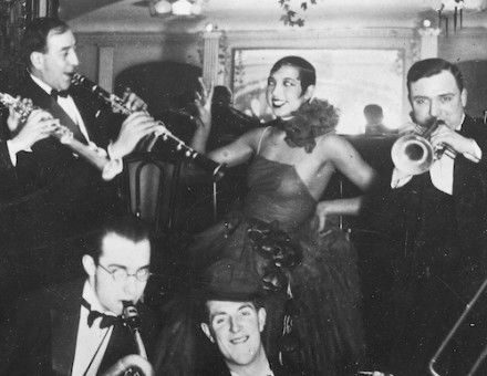 Josephine Baker performing in Paris, 1927. Narodowe Archiwum Cyfrowe. Public Domain.