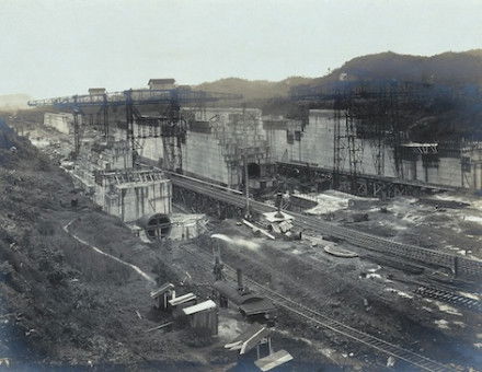 Wooden huts for workers on the Panama Canal at Cristobal, c. 1910. Wellcome Collection. Public Domain.