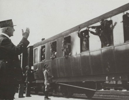 Returned French prisoners of war are greeted at Roanne station by Marshal Pétain, August 1941. Nationaal Archief. Public Domain.