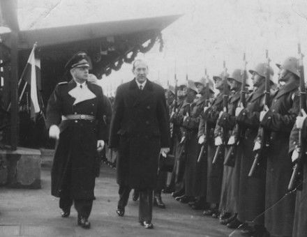 German reichsminister of foreign affairs minister Joachim von Ribbentrop (left) and Polish foreign minister Józef Beck are greeted by a guard of honour at Warsaw station, 25 January 1939. Narodowe Archiwum Cyfrowe. Public Domain.
