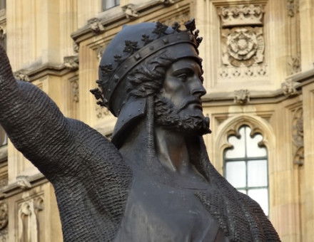 The statue of Richard I outside the Palace of Westminster, London. Jonathan Cardy (CC BY-SA 3.0).