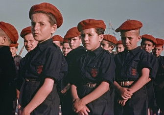 Young Falangists in Spain, by Granz Grasser, 1937. Deutsche Fotothek. Public Domain.
