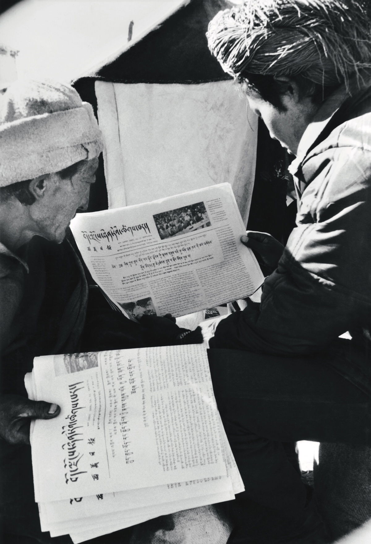 Tibetans reading Tibet Daily, 1989. Ma Jingqui/AFP/Getty Images.