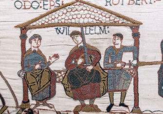 Duke William and his two half-brothers: to his right, Bishop Odo of Bayeux and to his left, Count Robert of Mortain, on the Bayeux Tapestry. Myrabella (CC0 1.0).
