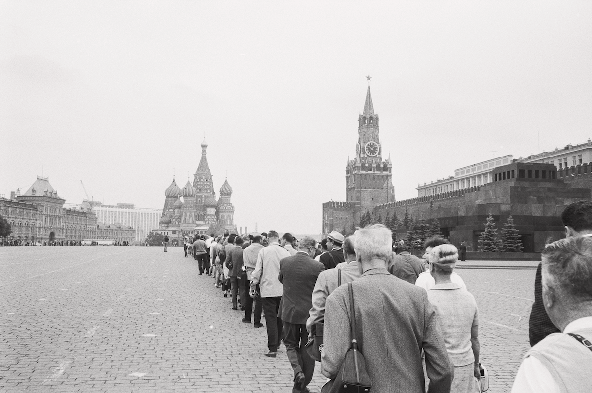 A queue in front of the Lenin Mausoleum, by Hans Gerber, August 1965. ETH Library Zurich, Image Archive / Com_L15-0757-0600-0002 (BY-SA 4.0).