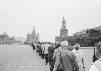 A queue in front of the Lenin Mausoleum, by Hans Gerber, August 1965. ETH Library Zurich, Image Archive / Com_L15-0757-0600-0002 (BY-SA 4.0).